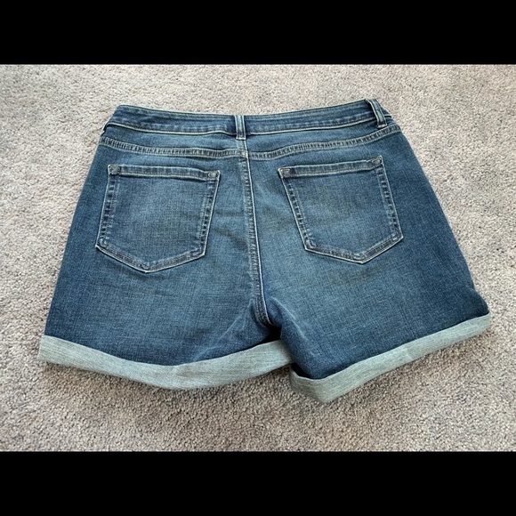 Mid Rise Amazon Shorts - Picture 3 of 3